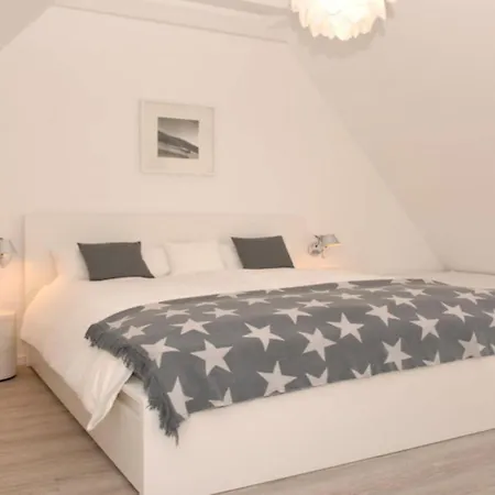 House Flora, Golden Knoepke Apartamento